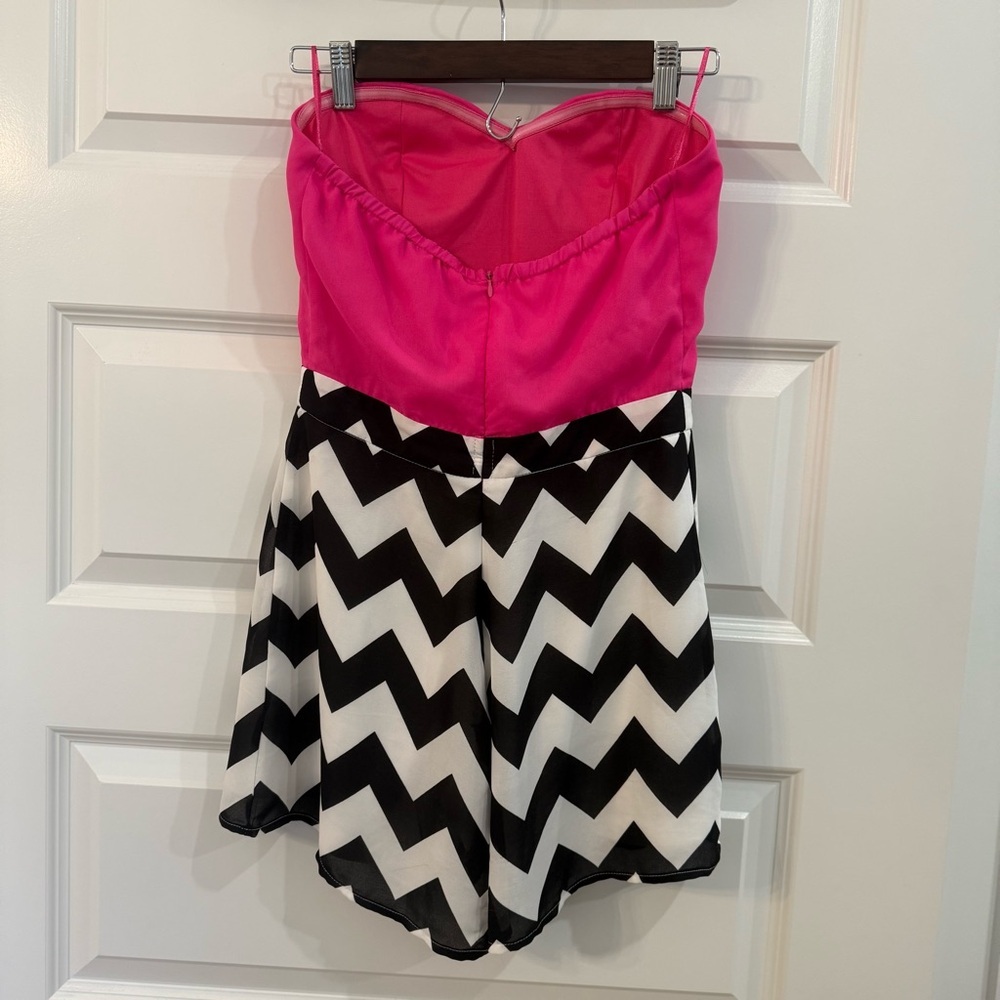 Retro 2010s Preppy Chic Geometric Graphic Pop Art Inspired Chevron Rompet - Picture 4 of 11